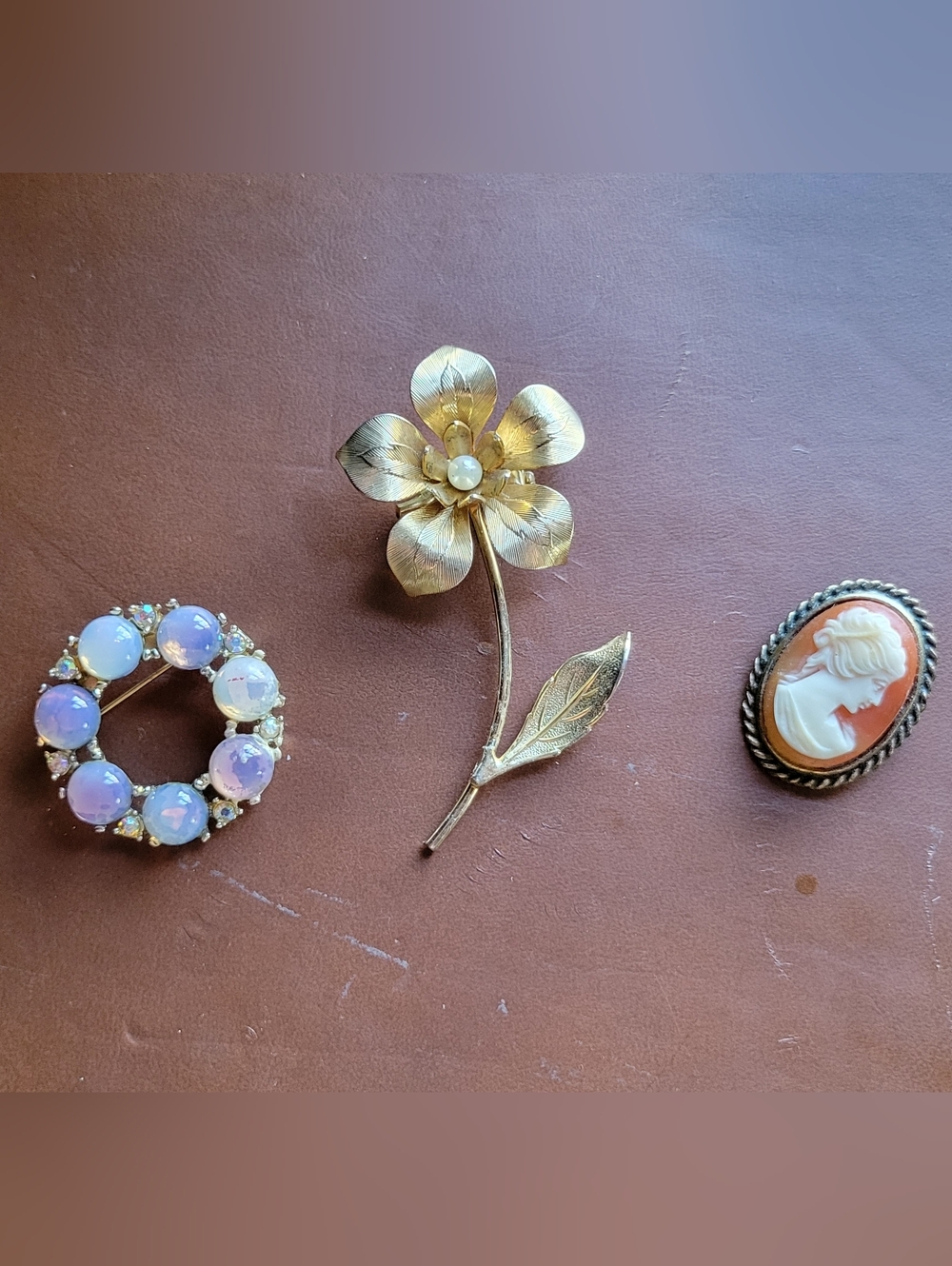 Vintage Flower Brushed Gold-Tone/faux Cameo/faux Opal circle Brooches/Pins